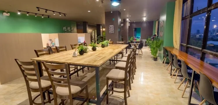 MeRISE校内的共用长桌与座位