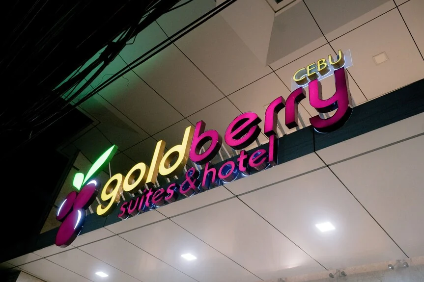 Goldberry Suites and Hotel Cebu入口招牌特写