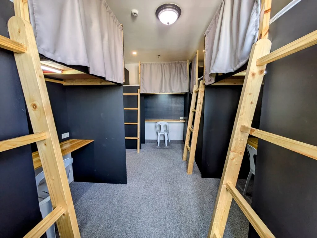 好奇世界学院住宿区带书桌的床位空间