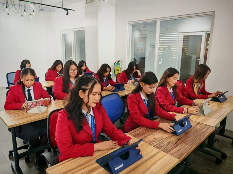 LCIC学生在智能教室学习