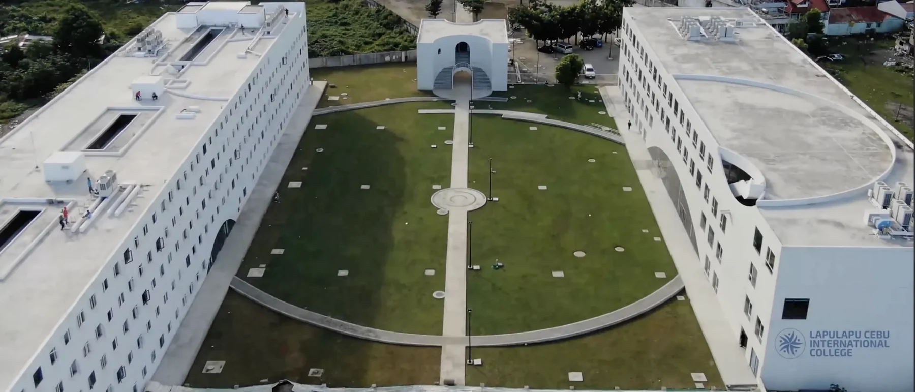 LCIC校园与中庭的航拍图