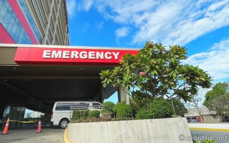 宿雾医院红色EMERGENCY标识下的急诊入口