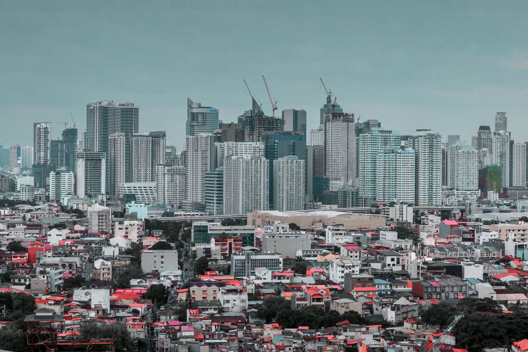 Cebu Business Park多了前往商场的人流｜宿务实景