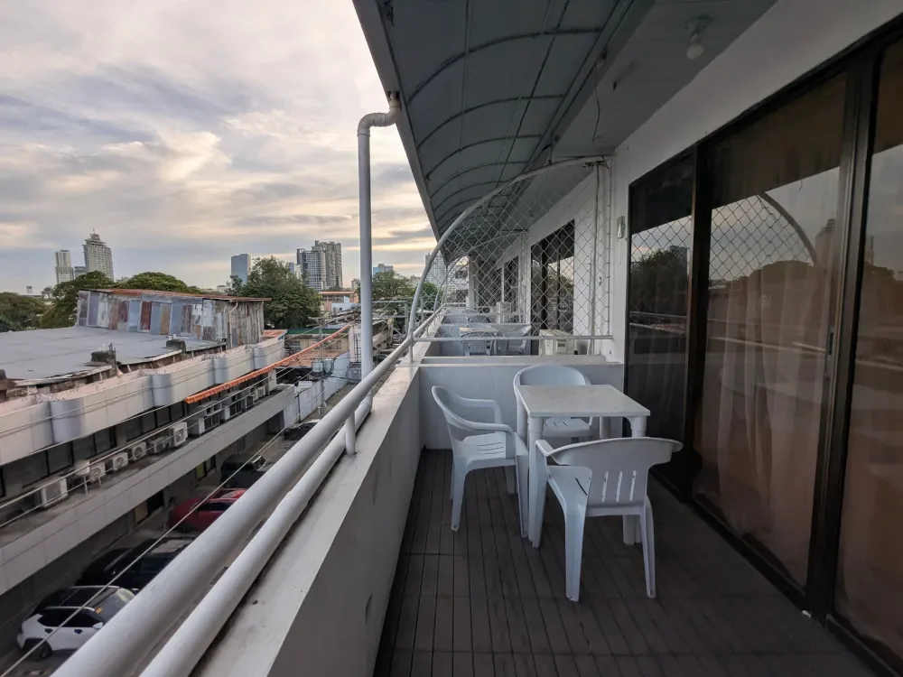 ICL校内双人宿舍的阳台与宿雾街景