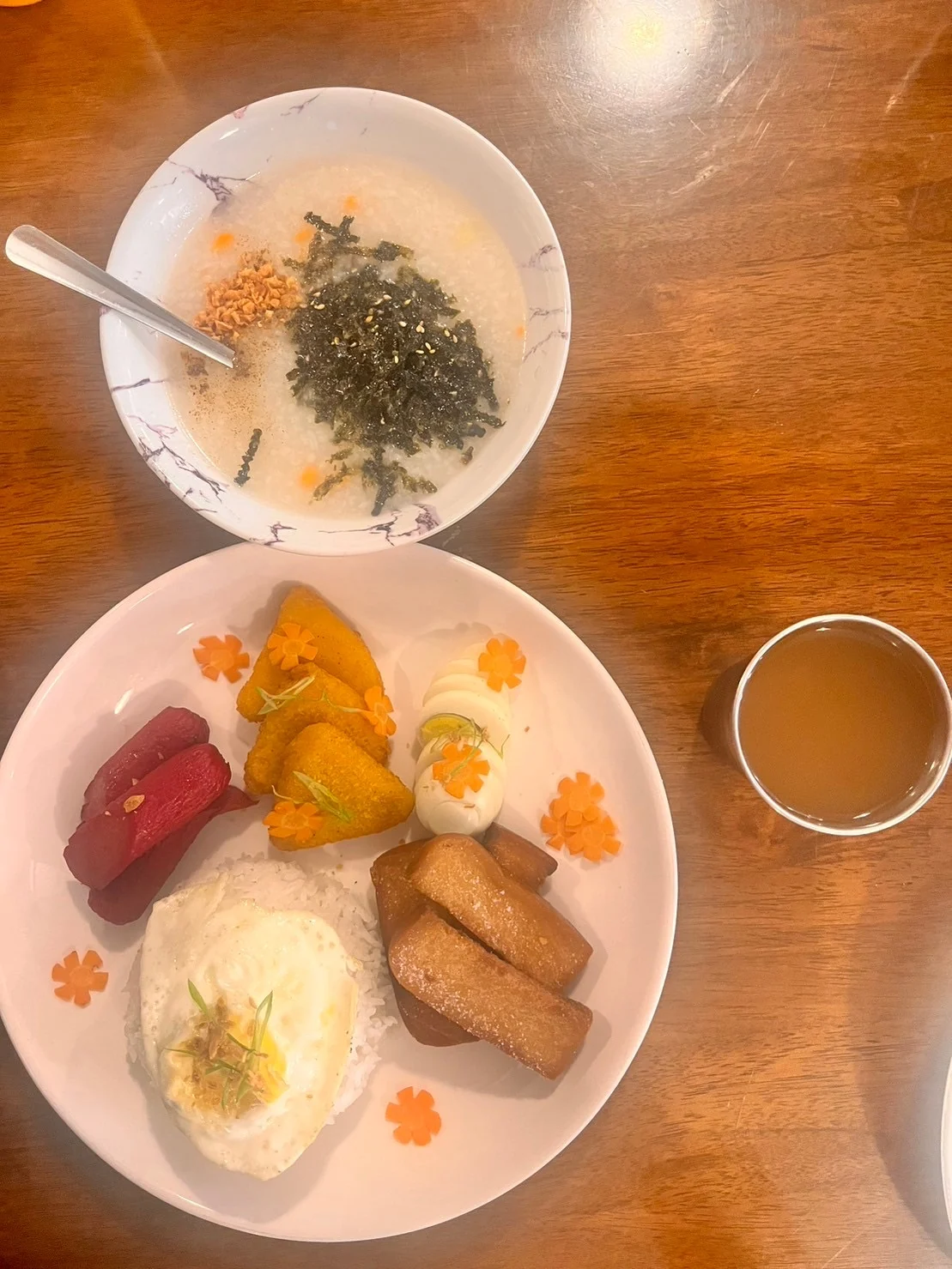 ICL相关住宿的米饭鸡蛋和水果早餐