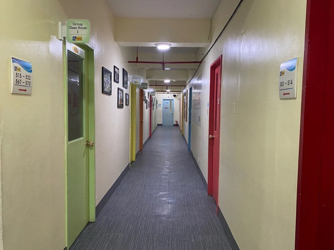 IMS Academy 教室标识清晰的走廊