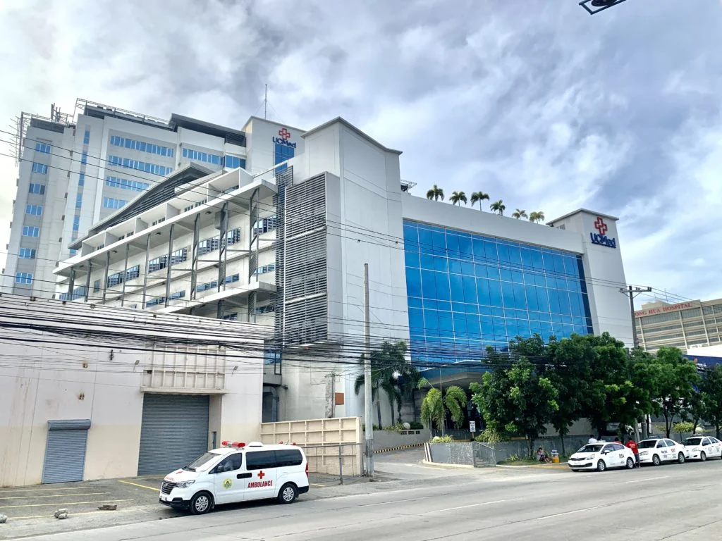 宿雾UCMed医院外观与入口处车辆