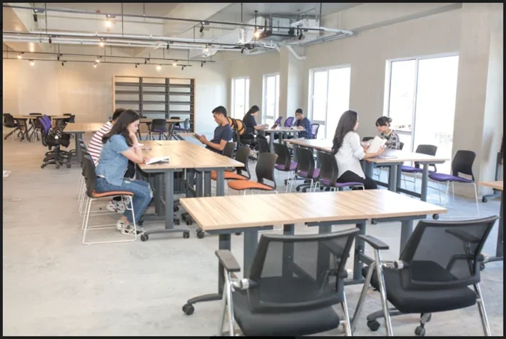 LCIC学生在课程中进行任务练习