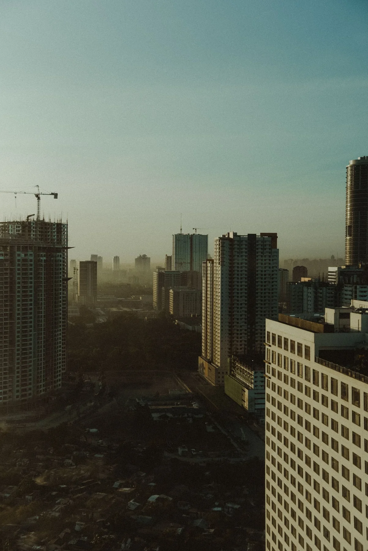 在IT Park，进去的人和出来的人擦肩而过｜宿务实景
