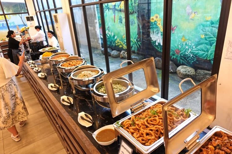 I.BREEZE自助餐台上的面食、蔬菜和多种热菜