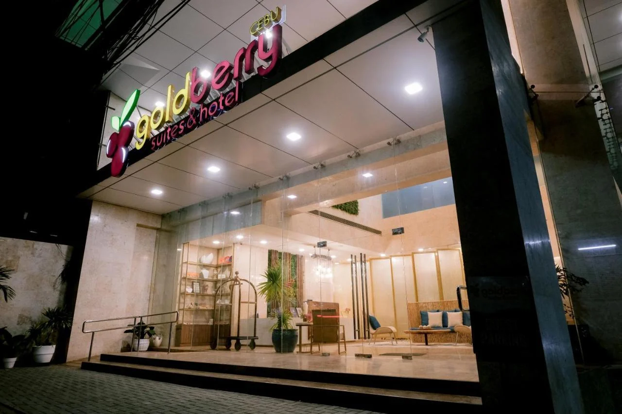 Goldberry Suites and Hotel夜间入口
