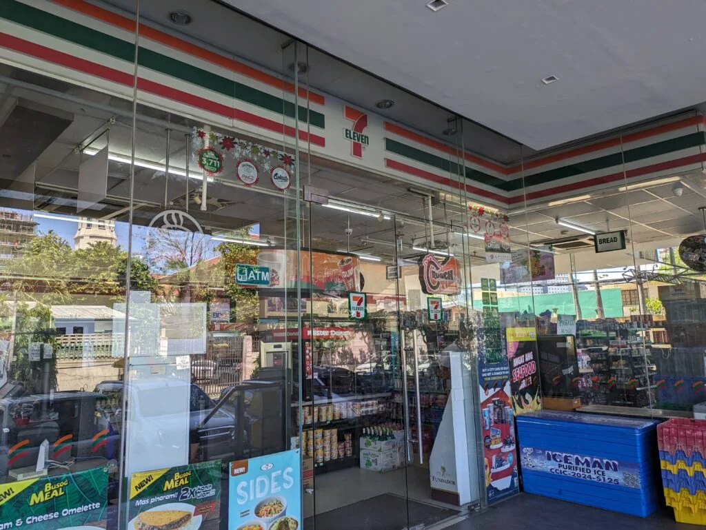好奇世界学院附近便利店