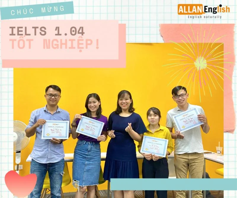 英语中心老师与IELTS课程毕业生一起展示证书