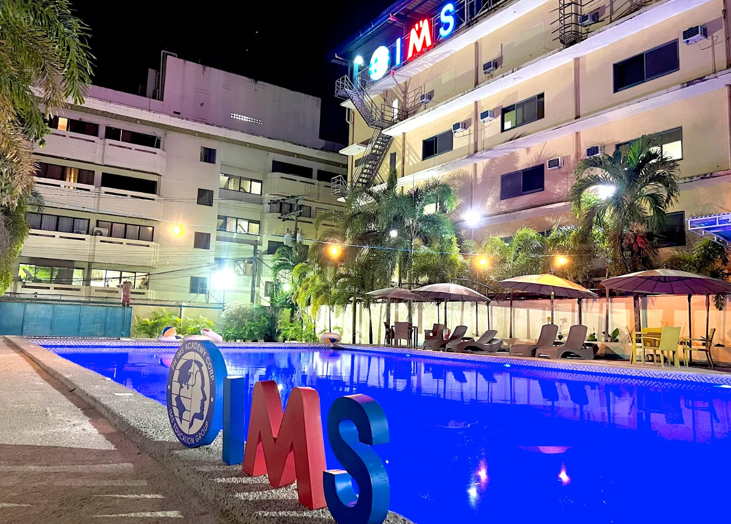 IMS Academy Banilad 校园建筑和泳池全景
