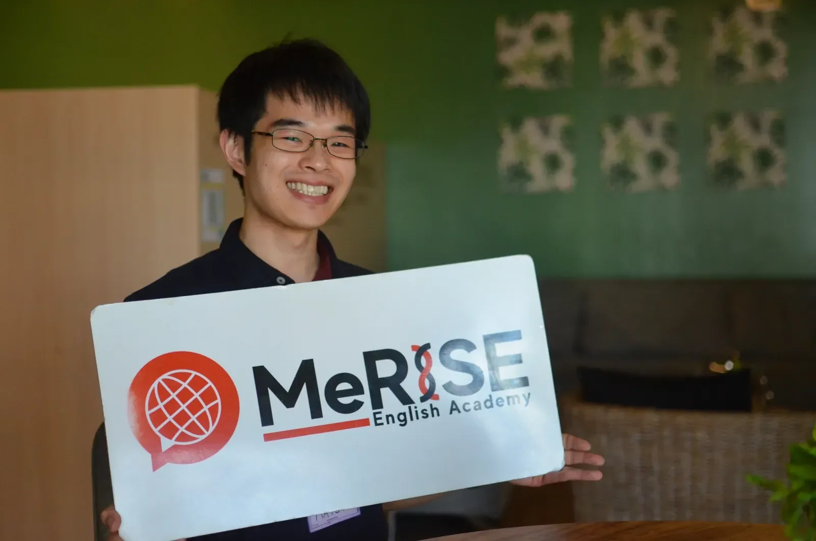 MeRISE学员在校内手持学校标识