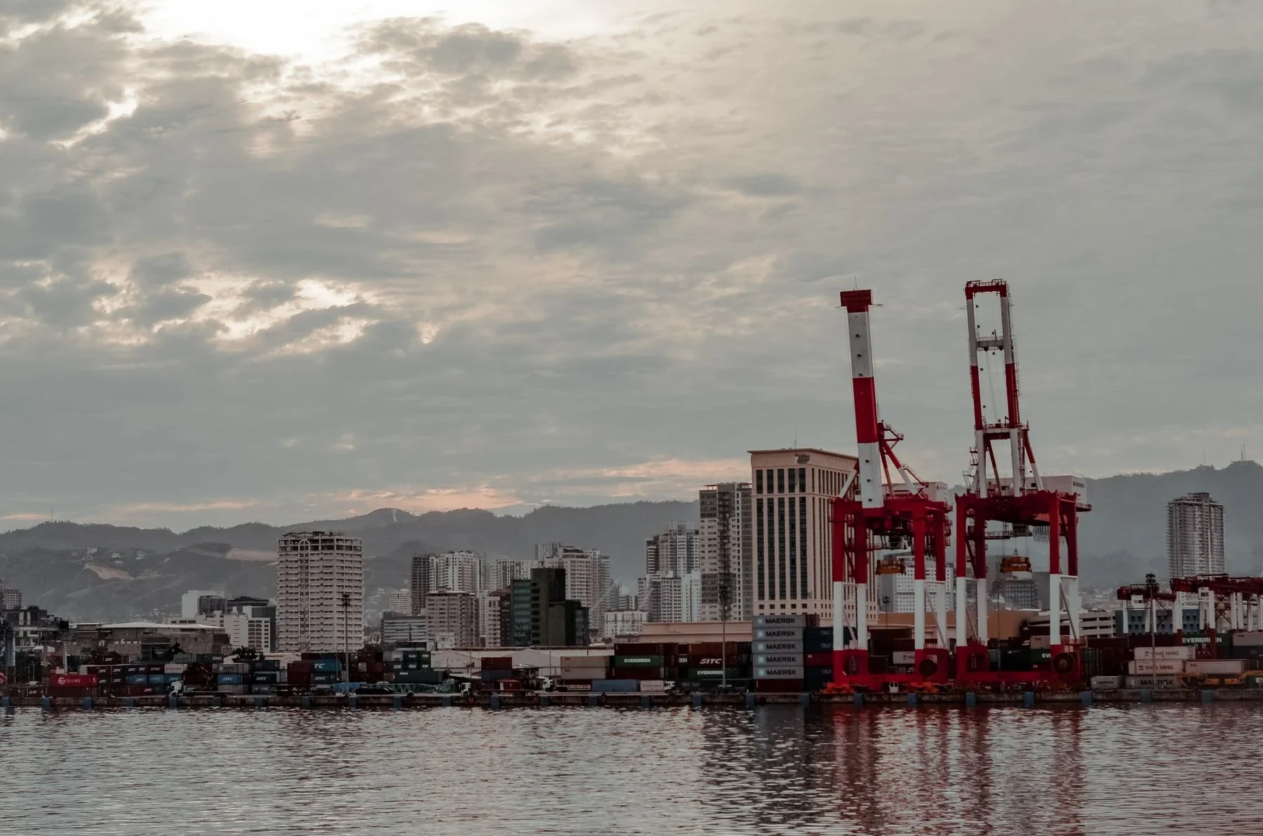 在港口与物流工作的人｜宿务实景