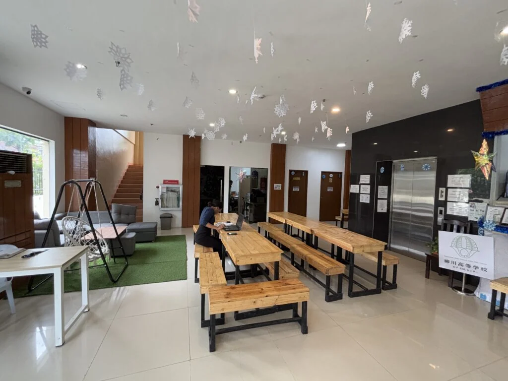 可以在好奇世界学院Mabolo校区学习而不住宿舍吗?如何阅读列出的费用