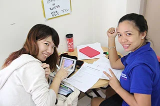 宿雾其他语言学校一对一课堂中学生竖起拇指