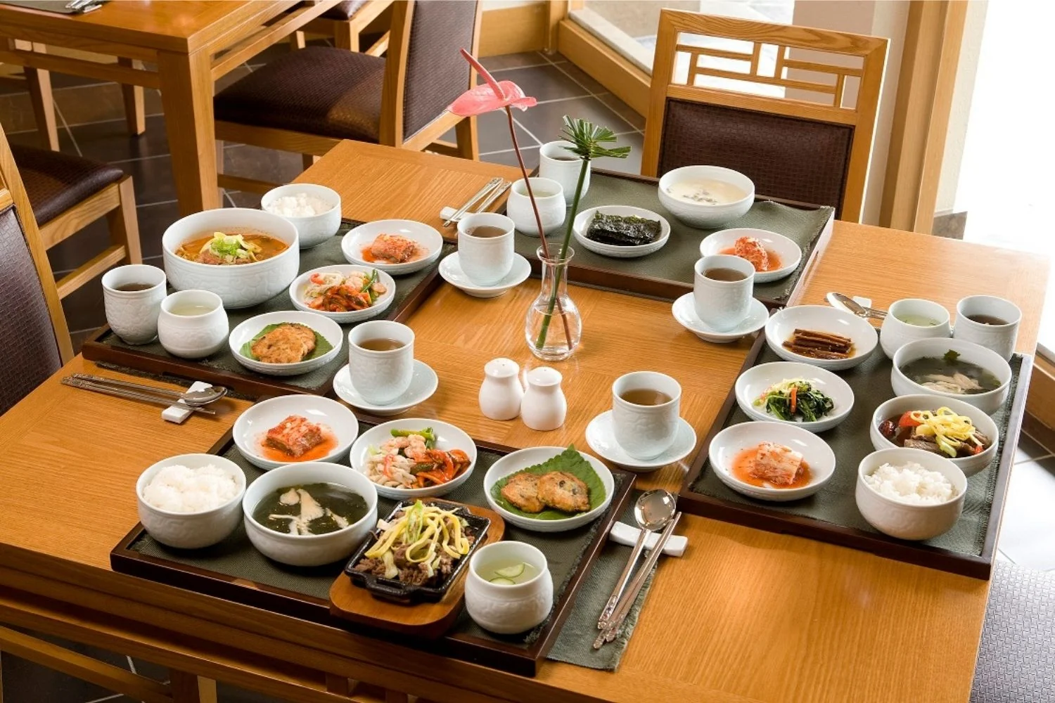 おかずの小皿が並ぶ韓国料理の膳