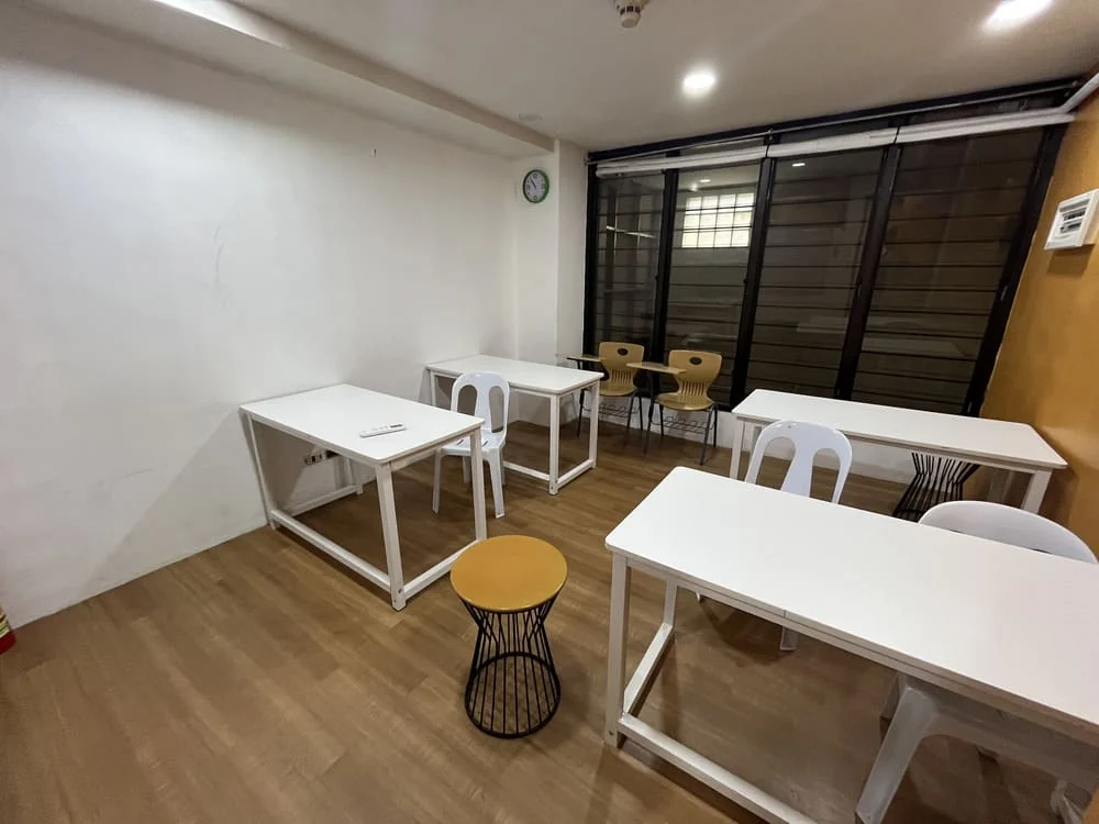ICL English Academy小组课教室的桌椅配置