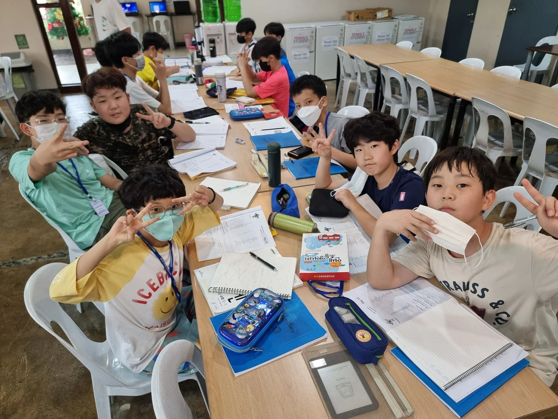 宿雾少年英语营学员围着长桌完成练习