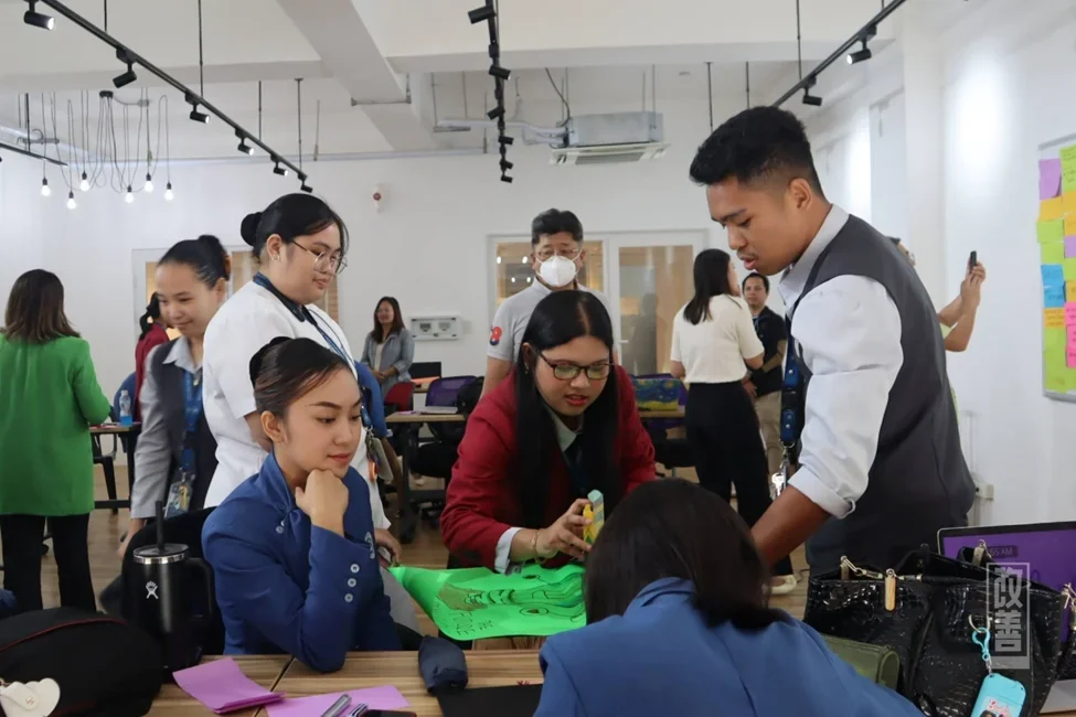 LCIC学生在对话活动中分组讨论