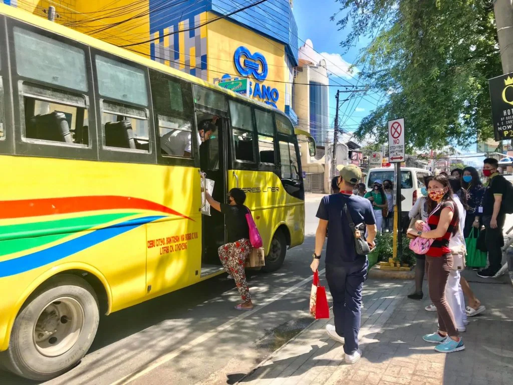 菲律宾曼达韦市街道上的公交上客场景