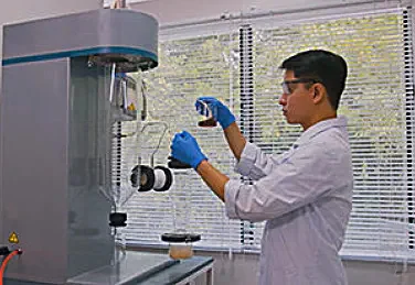 圣卡洛斯大学学生在实验室操作设备