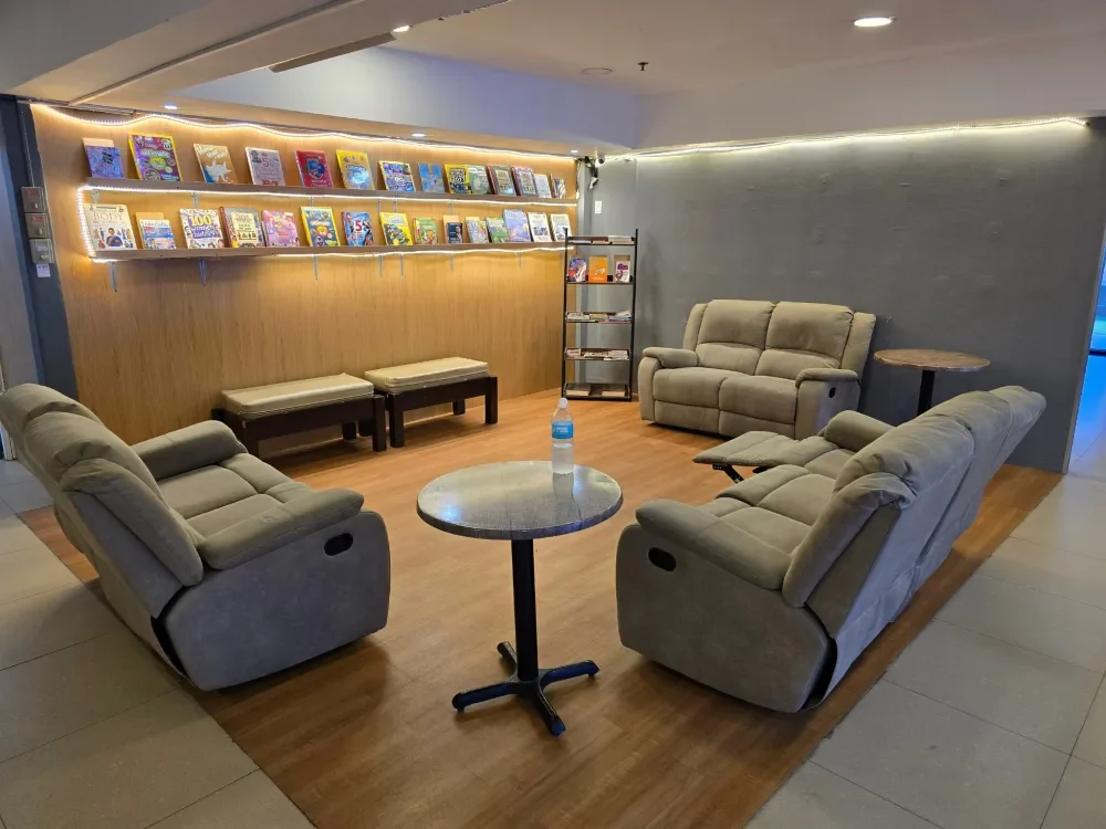 ICL English Academy校内沙发休息区
