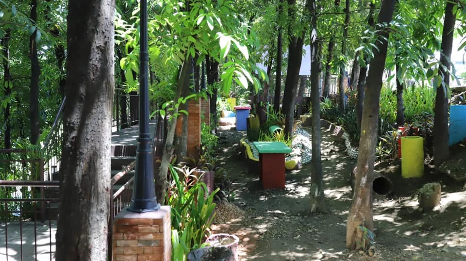 曼达韦市沿河树荫步道与休息区