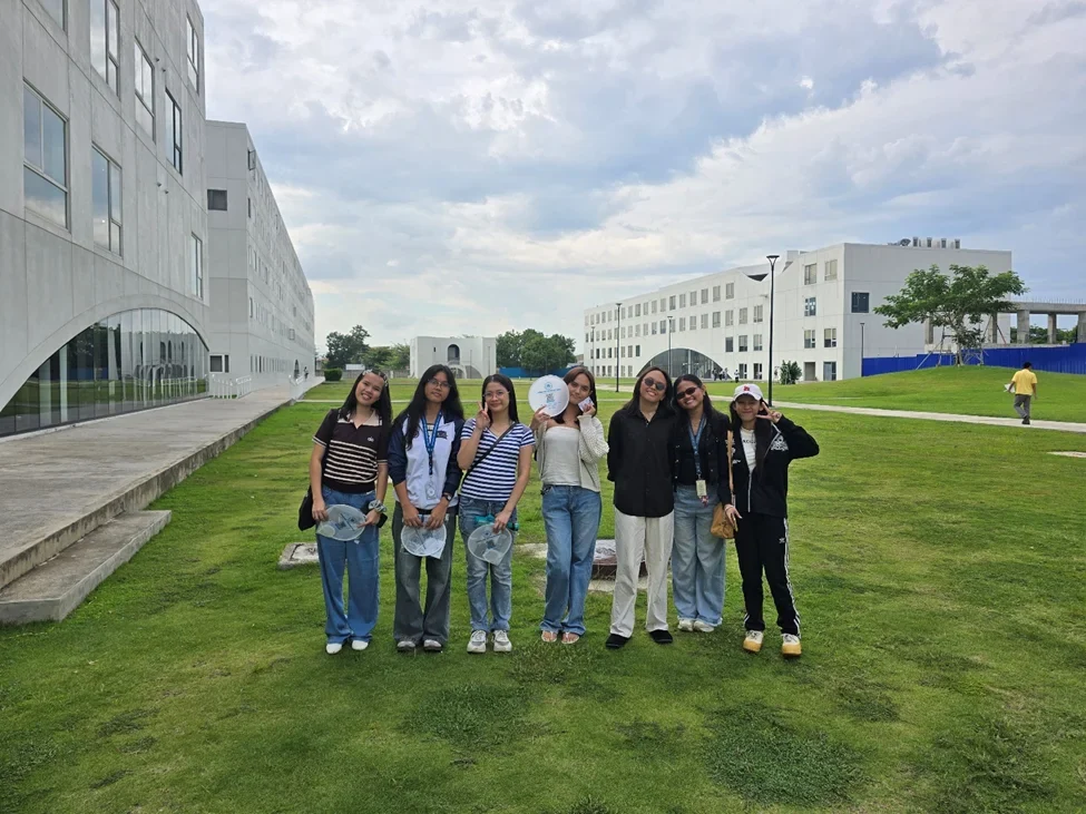LCIC校园参观学生合影