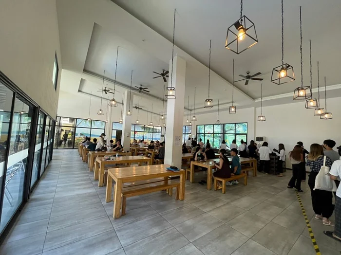 I.BREEZE明亮餐厅内学生排队取餐的场景