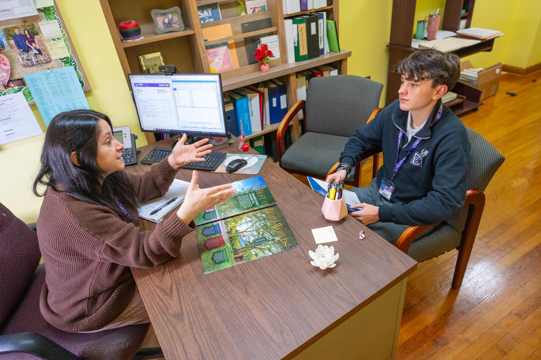 学校辅导员在办公室向学生说明资料和支持方案