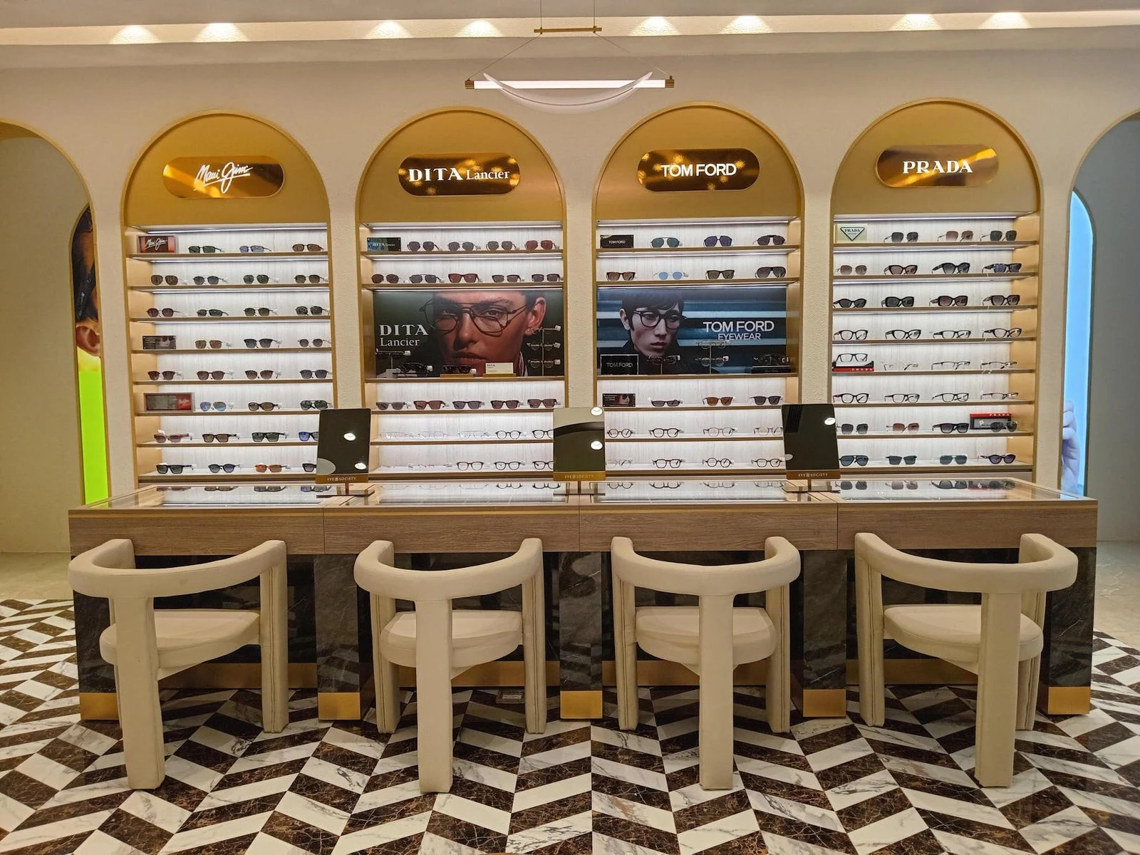 菲律宾宿务与“Eye Society NUSTAR是怎样的店?”相关的场景