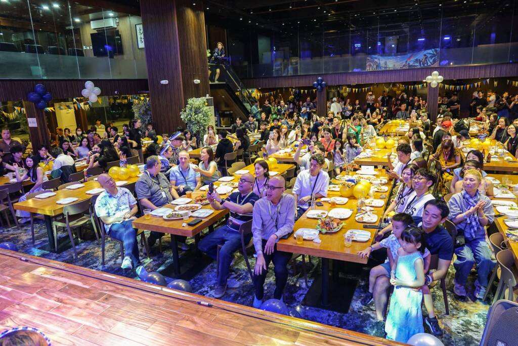 オクトーバーフェストの会場に集まった300人以上の参加者