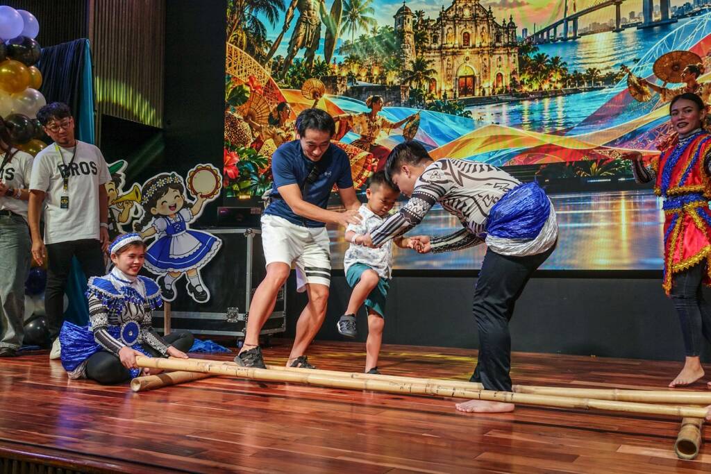 ステップを踏んでバンブーダンスに挑戦する参加者