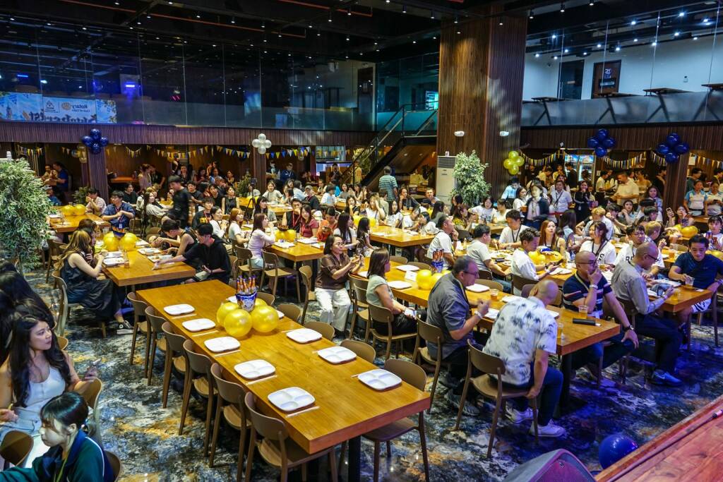 300人以上が集まったオクトーバーフェストの会場全体