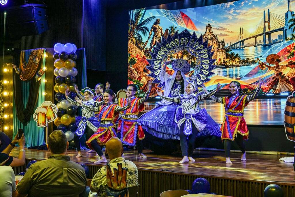 色あざやかな衣装で踊るダンサー
