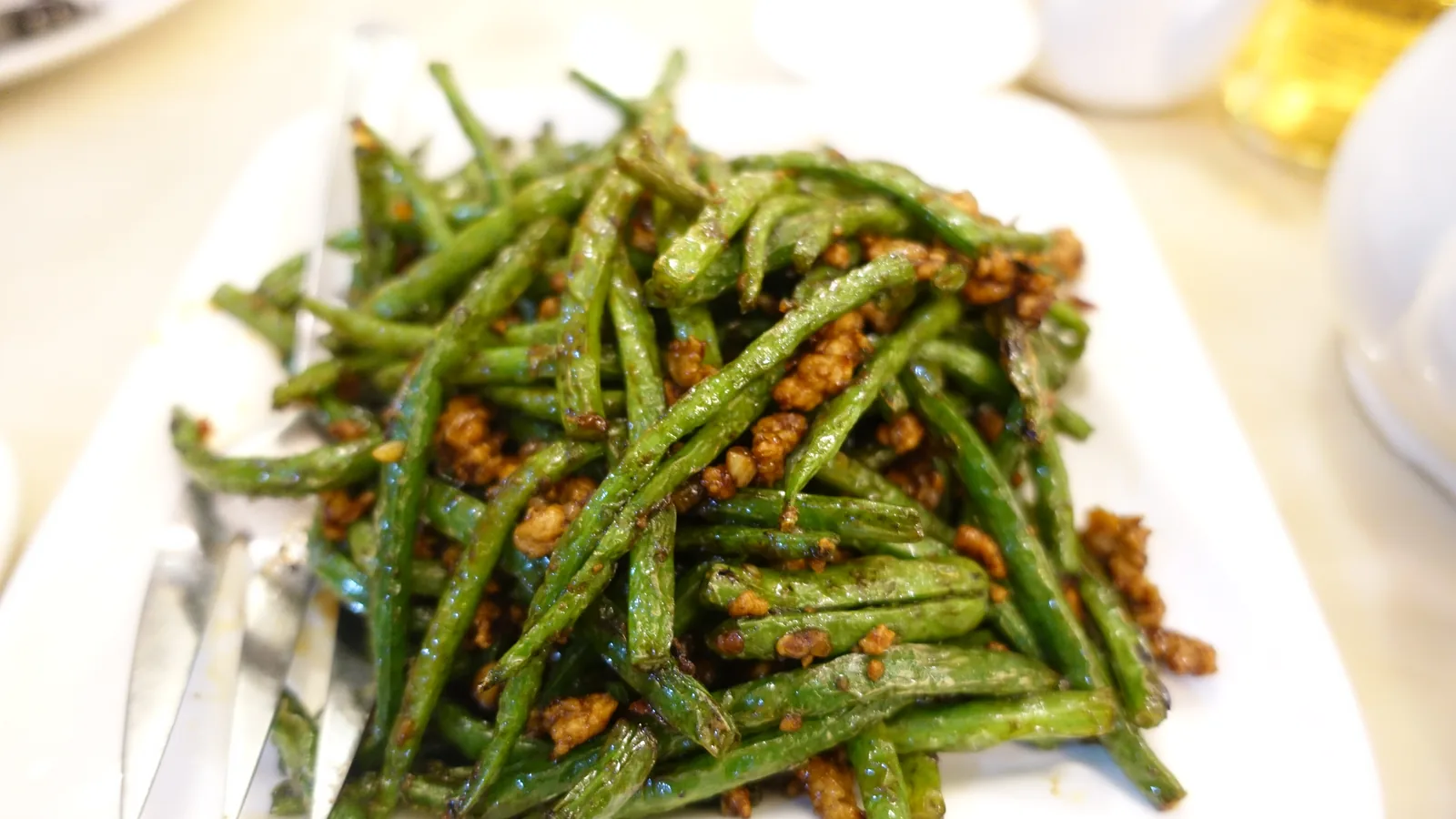 LUY’S CLASSIC TEA HOUSE取材照片中的蒜香四季豆,展示可供分享的蔬菜料理。