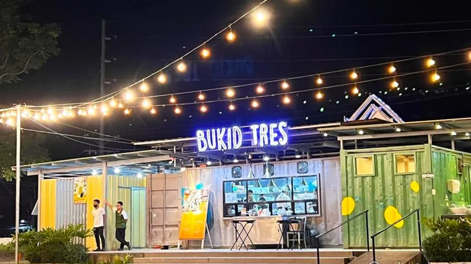 Bukid Tres入夜后的店面与灯光;照片不代表当前营业状态。
