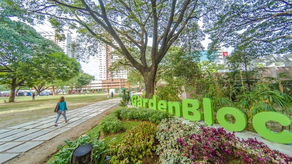 IT Park Garden Bloc的树荫步道与休息空间。