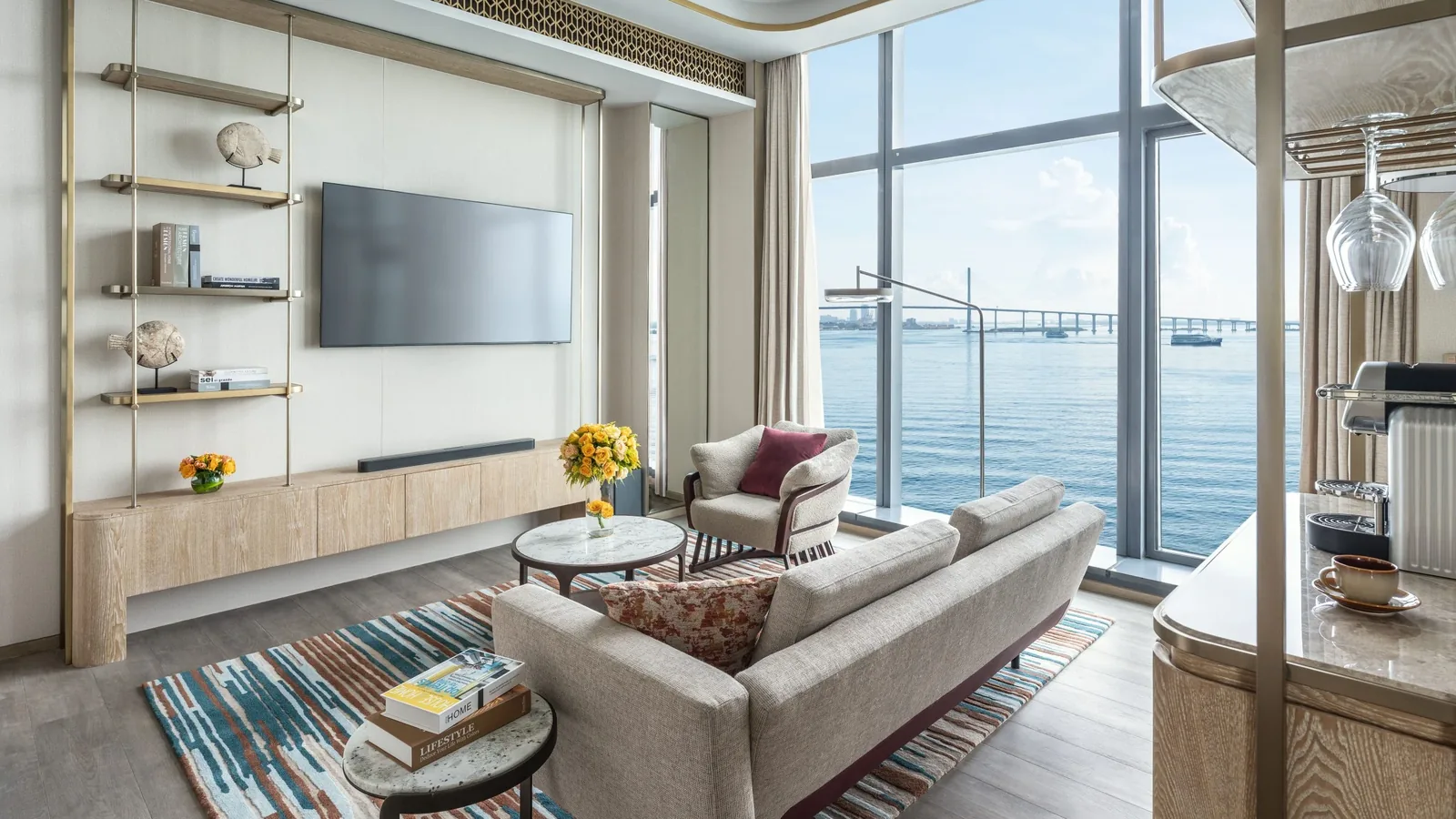 NUSTAR Hotel Bayview Suite的独立起居区域
