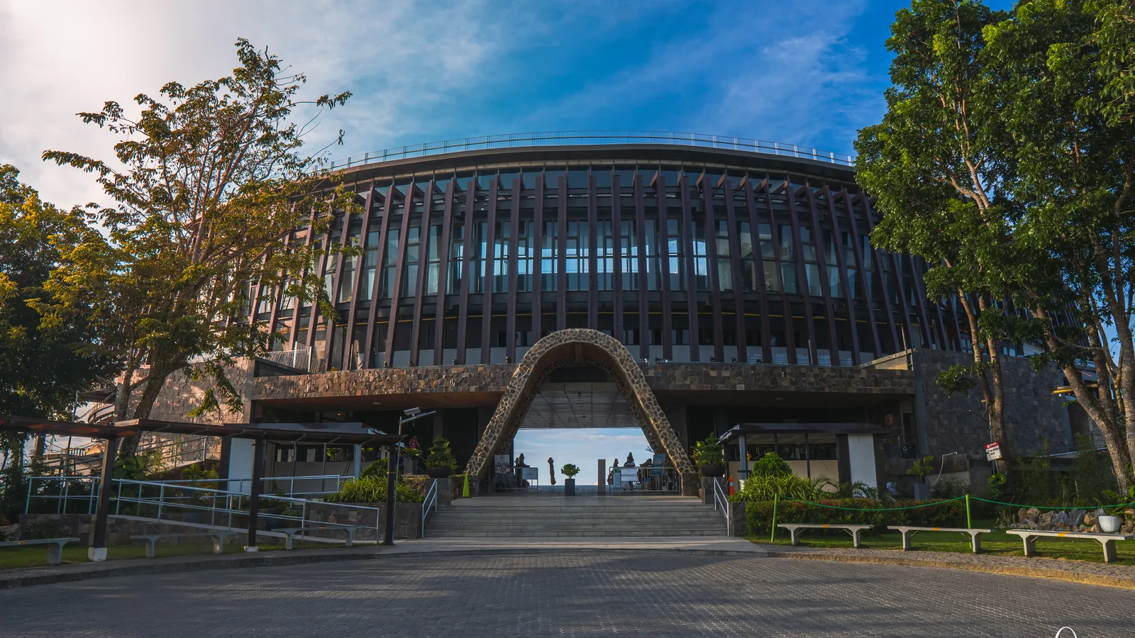 TOPS的圆形建筑外观与入口周边。
