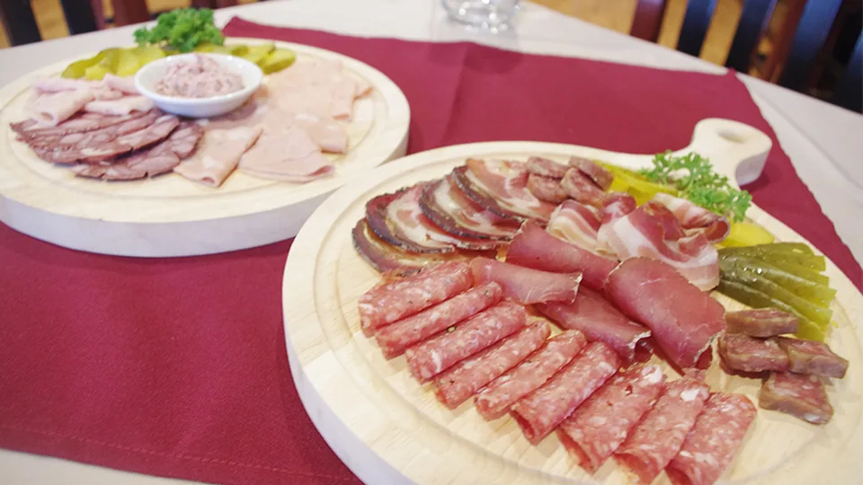 Das Bierfass取材记录中的冷切肉与配菜拼盘,当前菜单请向餐厅确认。