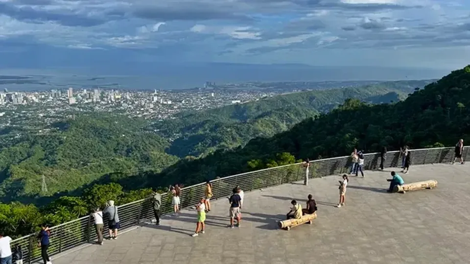 从TOPS观景空间望向宿务市区与海面。
