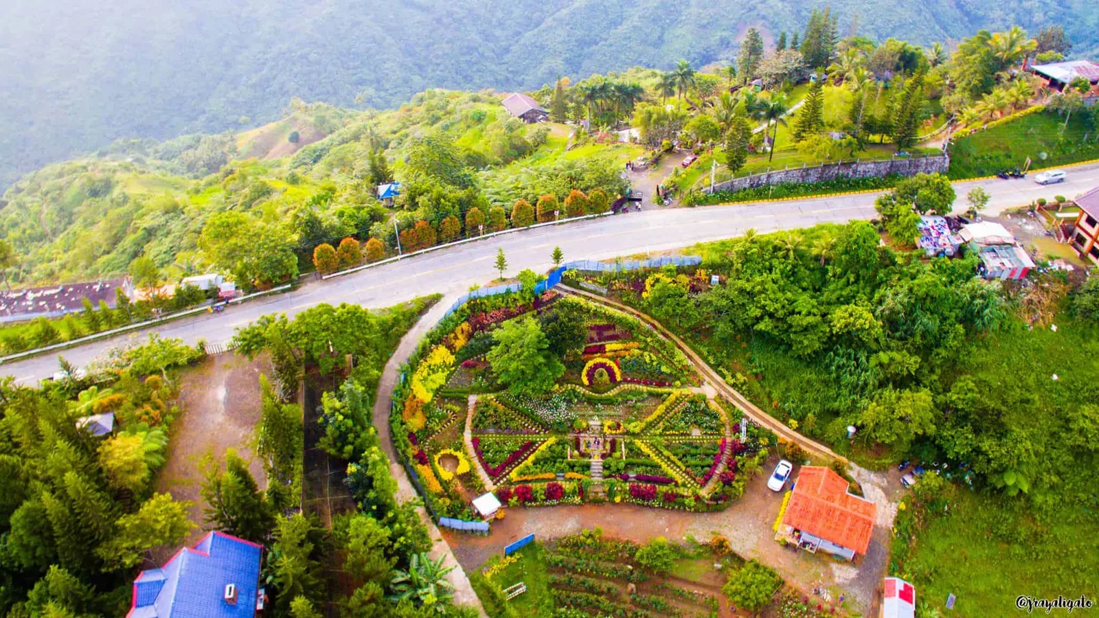 Buwakan ni Alejandra花园的高处视角,可见花圃与山路。
