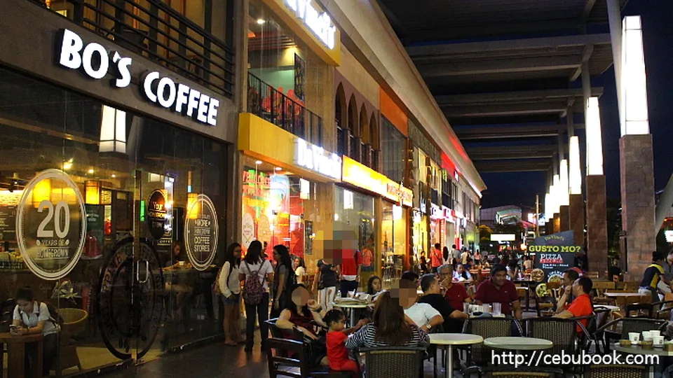 Parkmall的Bo’s Coffee招牌与露天座位