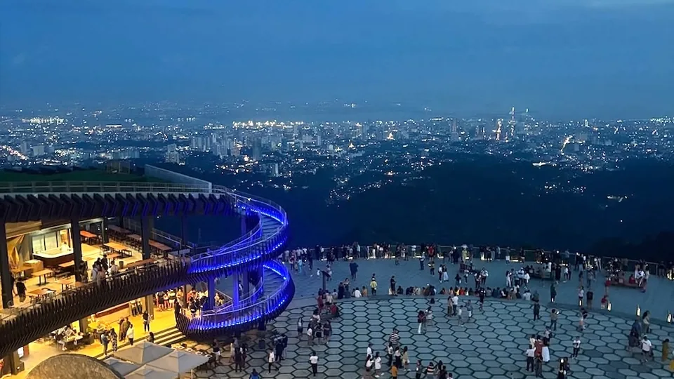 TOPS在傍晚亮灯后的观景空间与城市夜景。