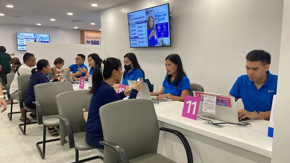 Globe在SM City Cebu的服务柜台，可向工作人员咨询当地通信服务。