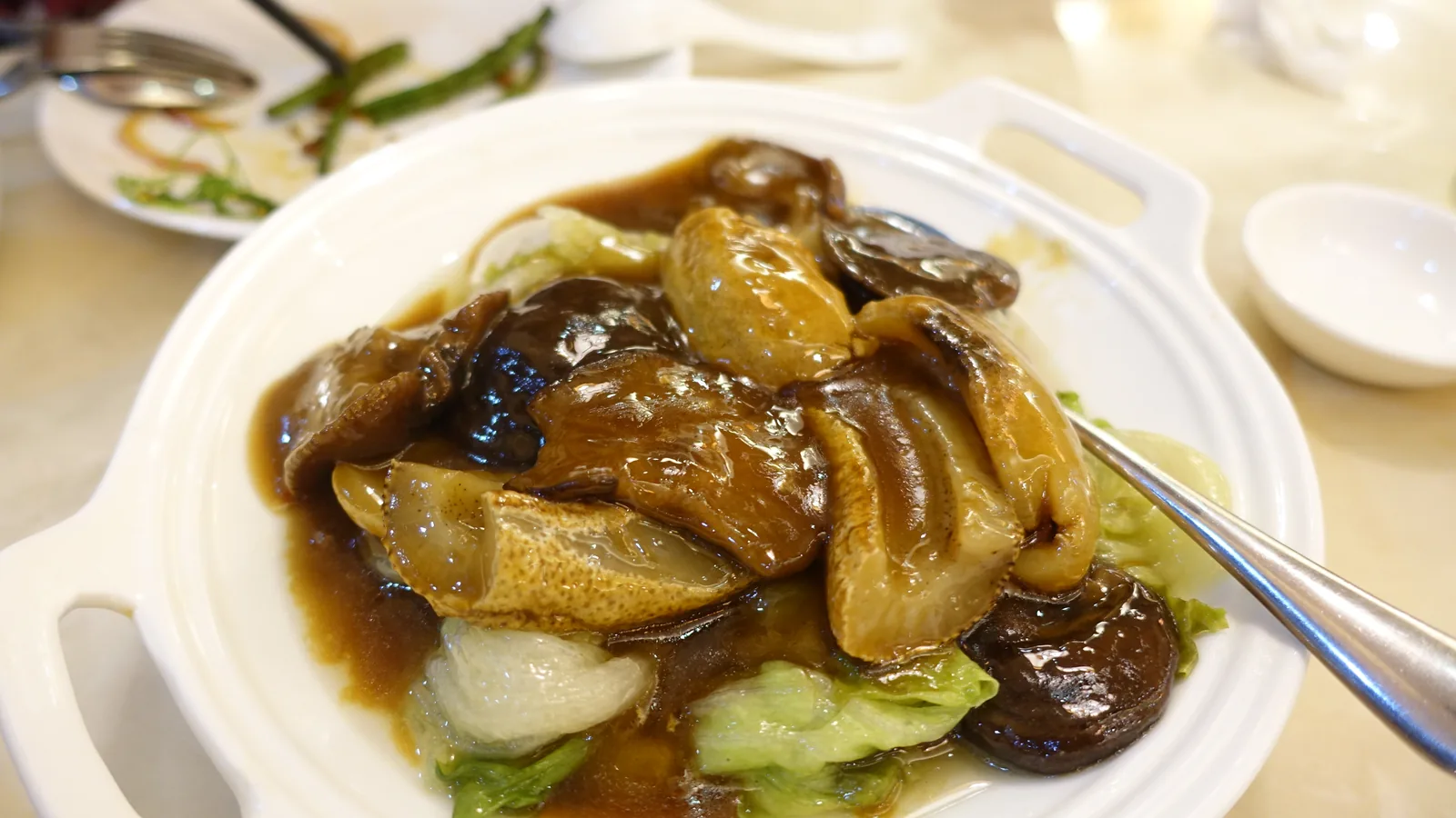 LUY’S CLASSIC TEA HOUSE取材照片中的海参料理,当前供应与做法请向餐厅确认。